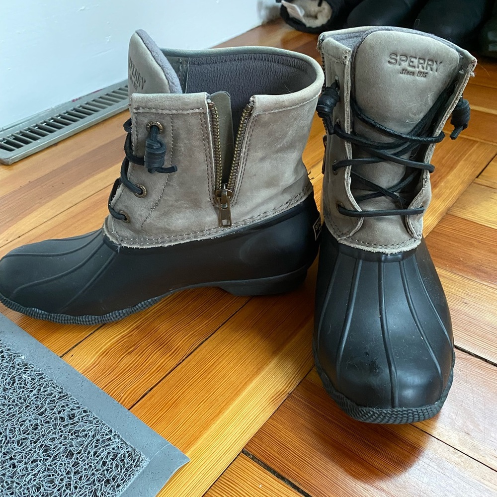 Women’s black and grey sperry winter boots size 8.5